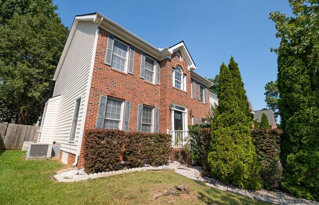 Foto del edificio - 4 BEDROOM WITH FENCED IN YARD LOCATED IN R...