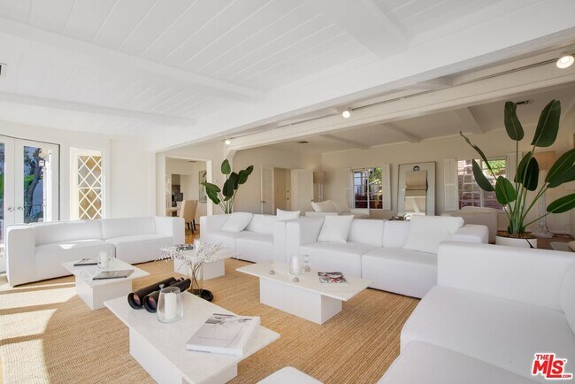 Foto del edificio - 9060 St Ives Dr