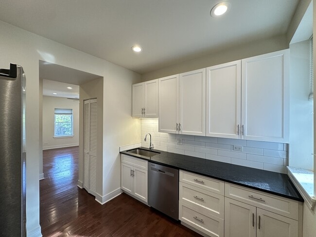 Building Photo - 1159 W Lunt Ave