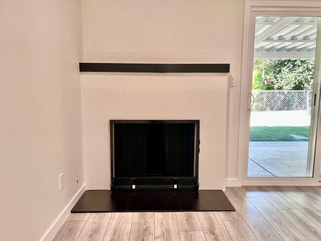 Foto del edificio - Remodeled 3-bedroom, 2 bath home in Agoura Hills