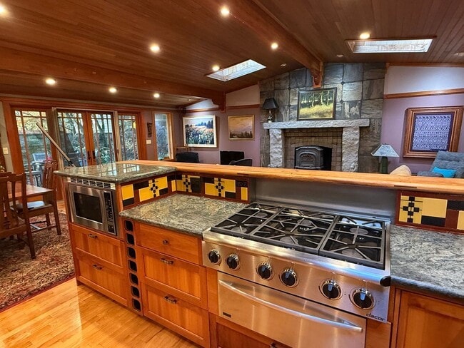 Building Photo - 10809 SE 17th St