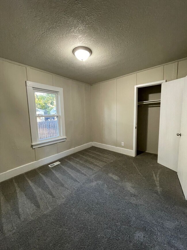 Building Photo - 2 Bedroom/ 1 Bath Home!