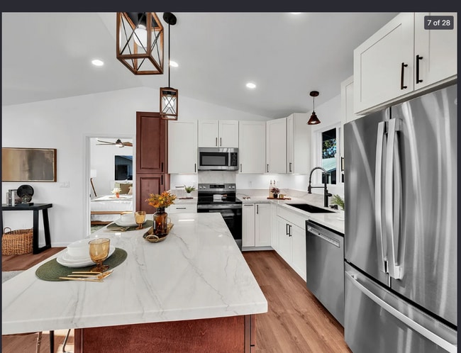 Building Photo - Modern 3BD/2BA Home in Ainaloa | Front Gate & Partially Fenced Yard | $2,300