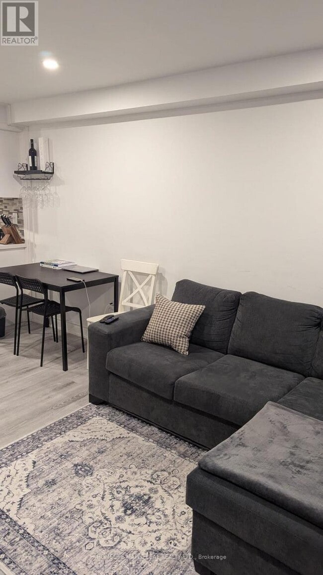 Photo du bâtiment - 200 Lotherton Pathway