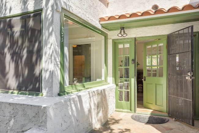 Foto del edificio - 735 Belmont Ave