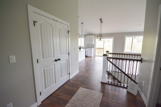 Foto del edificio - Bright & modern main floor living in newer home!