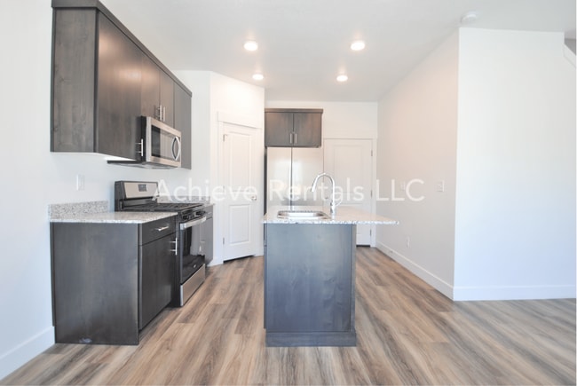 Building Photo - Golf, Parks & Home Sweet Home | Logan Utah Townhome