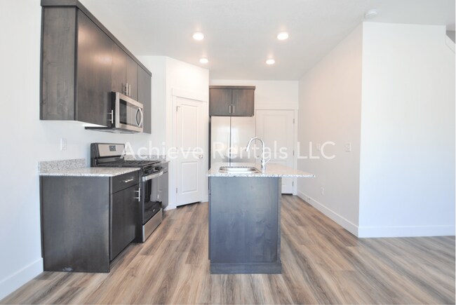 Foto del edificio - Golf, Parks & Home Sweet Home | Logan Utah Townhome