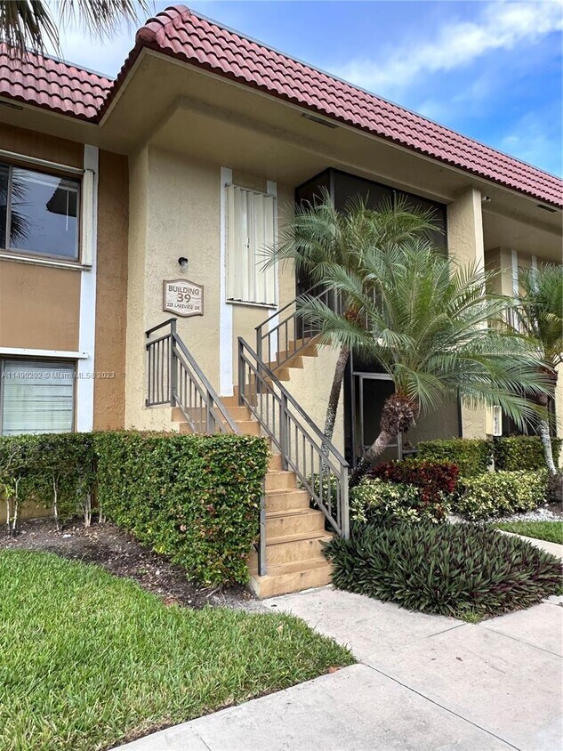 325 Lakeview Dr Unit 202, Weston, FL 33326 Room for Rent in Weston