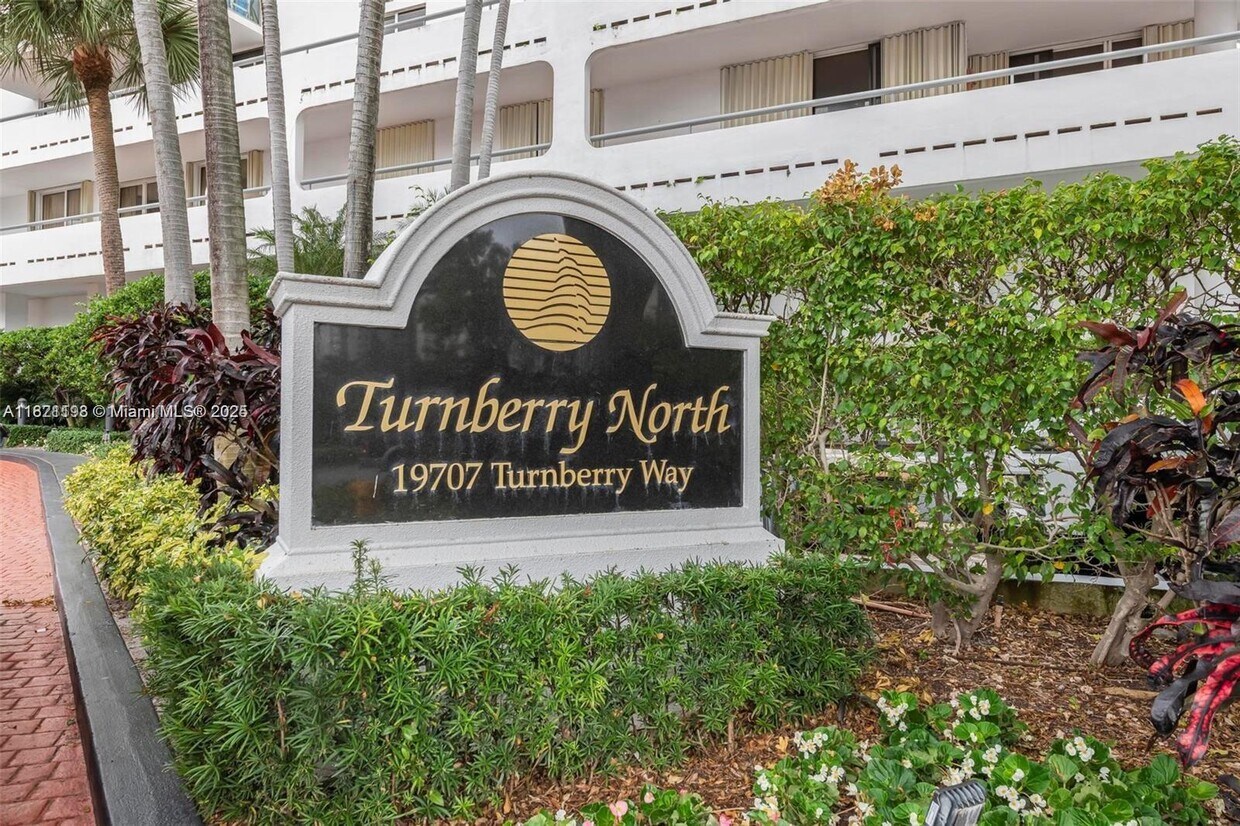 Foto principal - 19707 Turnberry Way