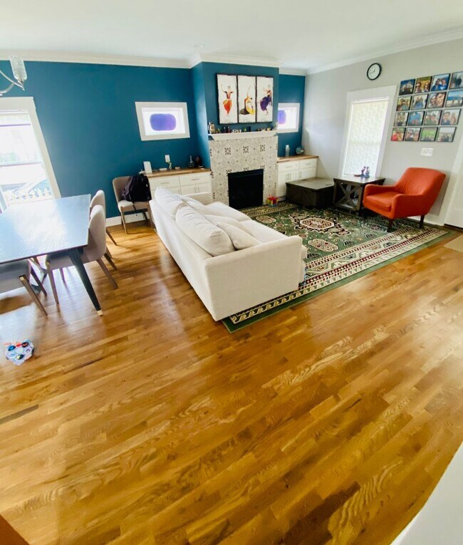 Foto del edificio - Spectacular 4Bed/3Bath Minutes to Duke with Fenced In Yard