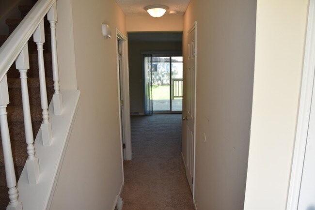 Building Photo - 2 Bedroom Duplex Available Now!