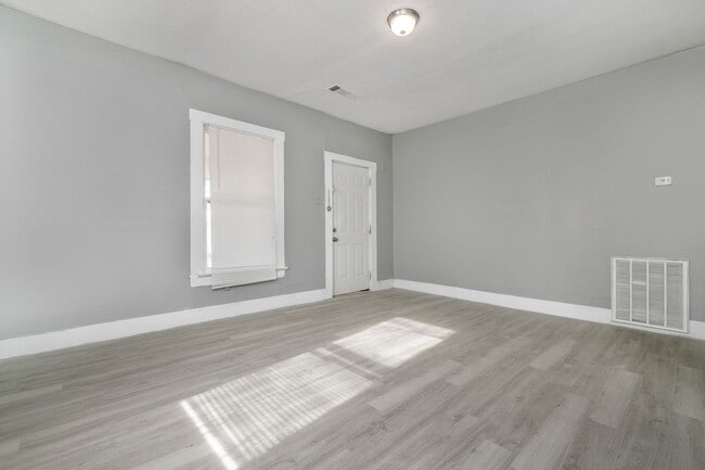 Building Photo - 4 Bedroom home for lease!