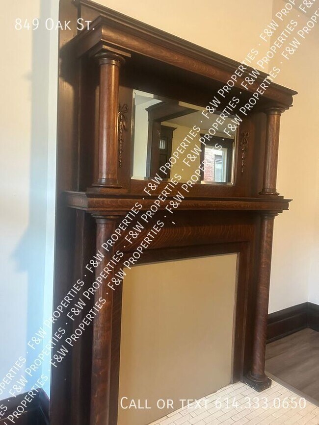 Building Photo - Oak Street Gem. Modern meets Vintage in Ol...