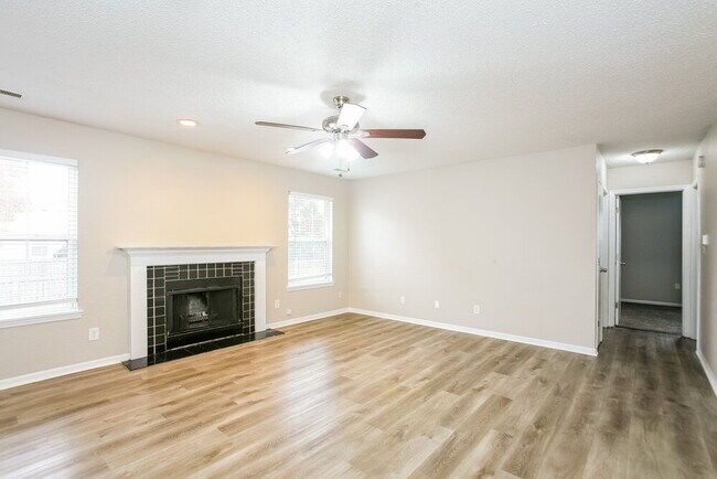 Foto del edificio - 6137 Longmeadow Dr