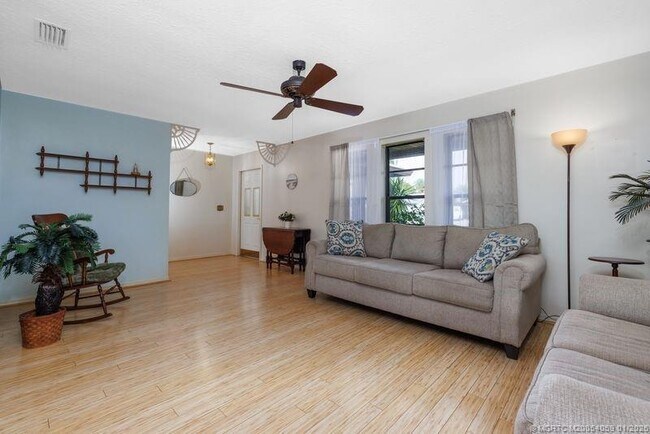 Foto del edificio - 160 SE Duxbury Ave