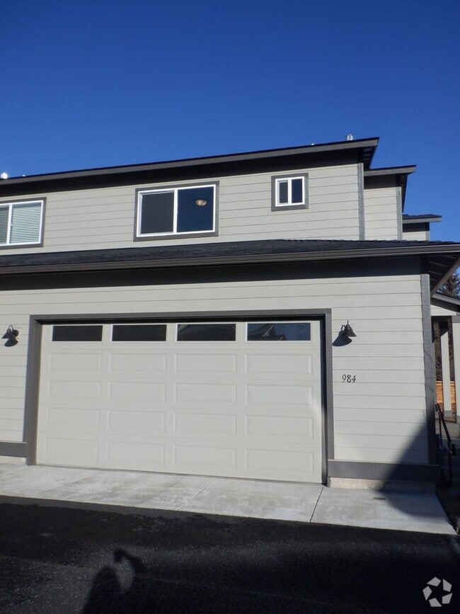 Building Photo - 984 NE Paula Dr