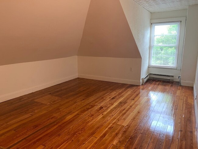 Building Photo - 1030 Center St