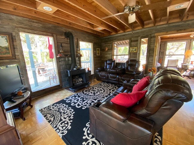 Foto del edificio - 297 Little River Ln