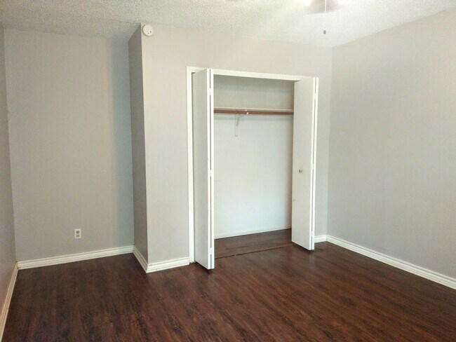 Foto del edificio - Two Bedroom Two Story Townhome In Amazing ...