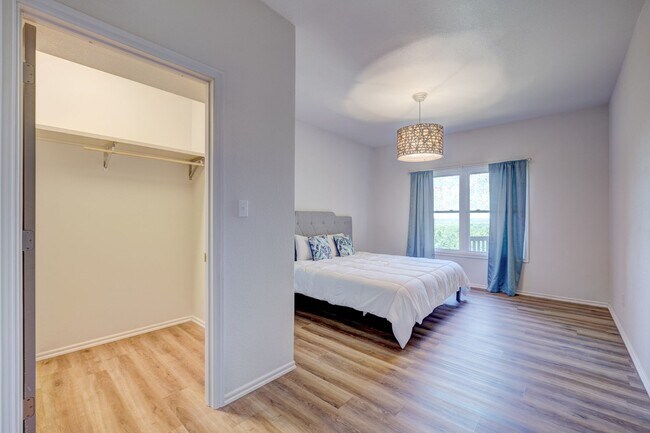 Building Photo - Fully Furnished Hillside Gem: Spacious 5-B...