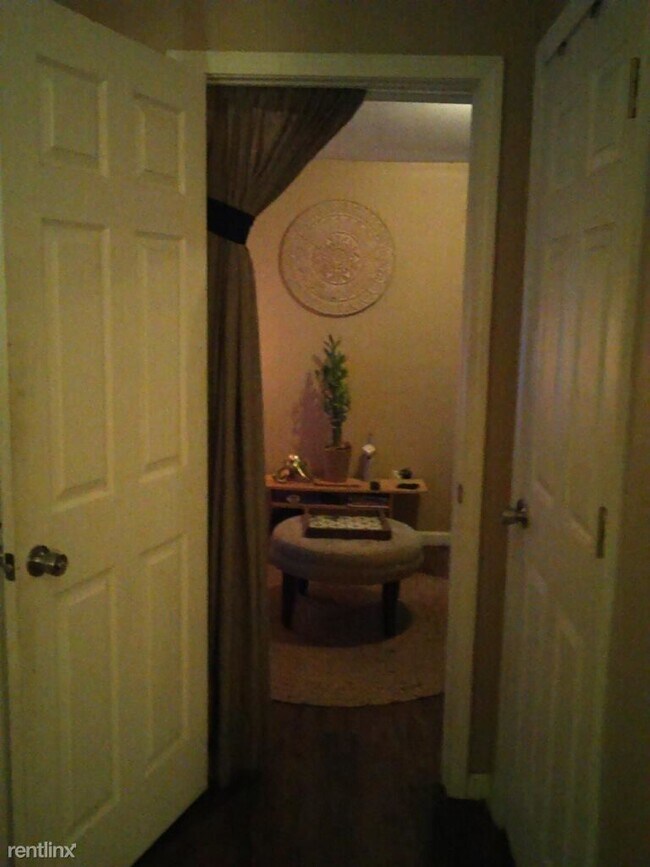 Building Photo - 1 br, 1 bath Duplex - 8825 Plum Street 2
