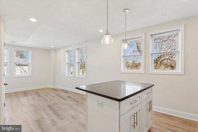 Foto del edificio - 137 E Spring Ave