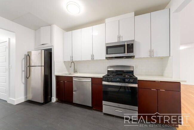Building Photo - LUXURY 3 BR 2 Bath in Queens!