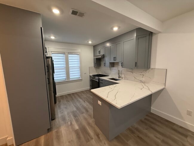 Building Photo - 517 Lincoln St