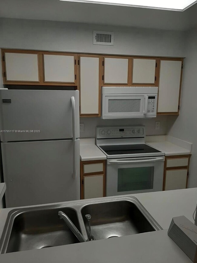 Foto del edificio - 2881 N Oakland Forest Dr