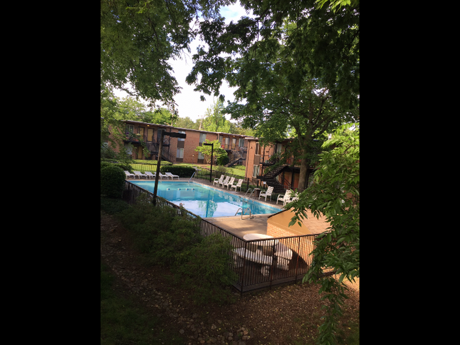 Building Photo - 3600 Hillsboro Rd