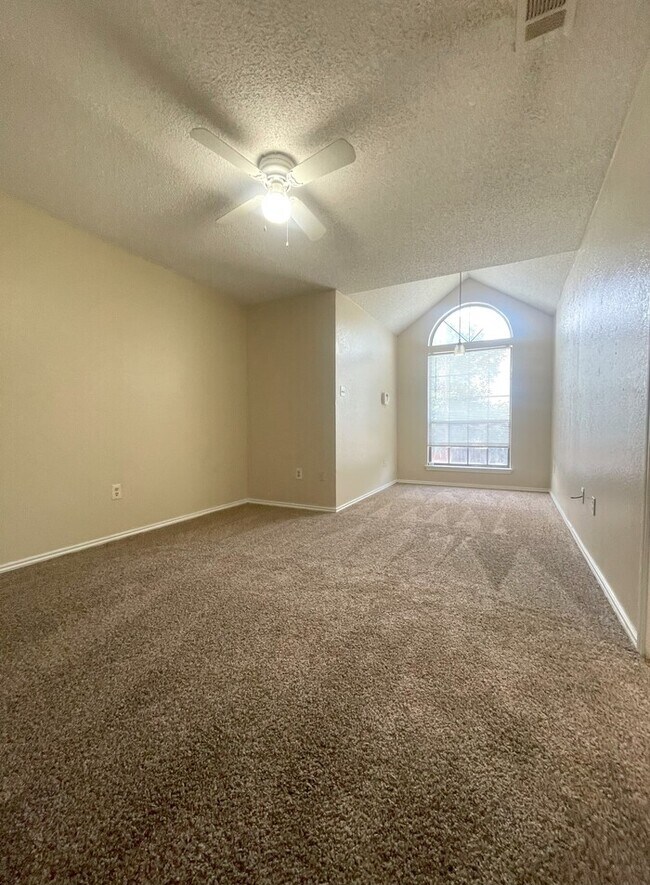 Building Photo - Move in Ready NOW! 2/2.5 Townhome with 2 c...
