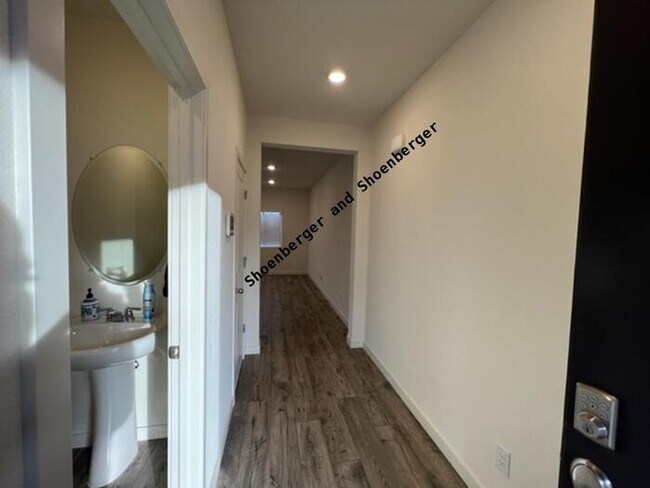 Building Photo - 484 Antares St