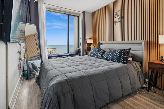 Building Photo - 5455 N Sheridan Rd