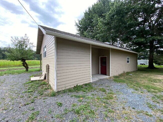 Building Photo - Spacious, Quiet 2-Bedroom Country Home in ...