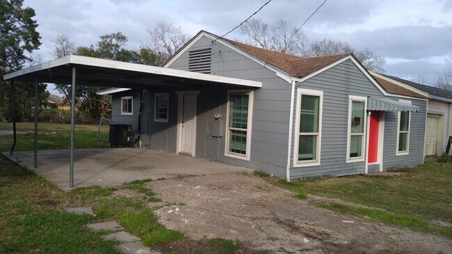 Foto del edificio - Find your home for less! Gorgeous all renovated Home in Groves, TX!.
