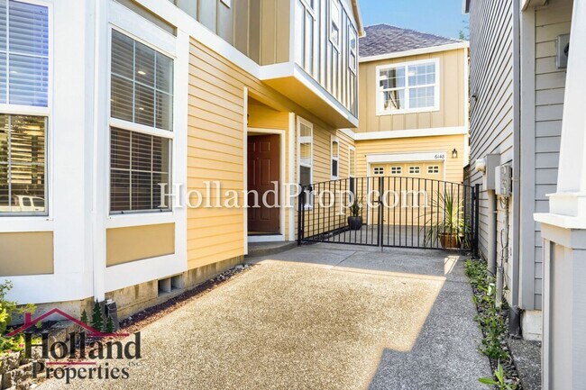 Foto del edificio - Charming 3-Bedroom Home with Wood Floors, Gas Fireplace & Private Patio