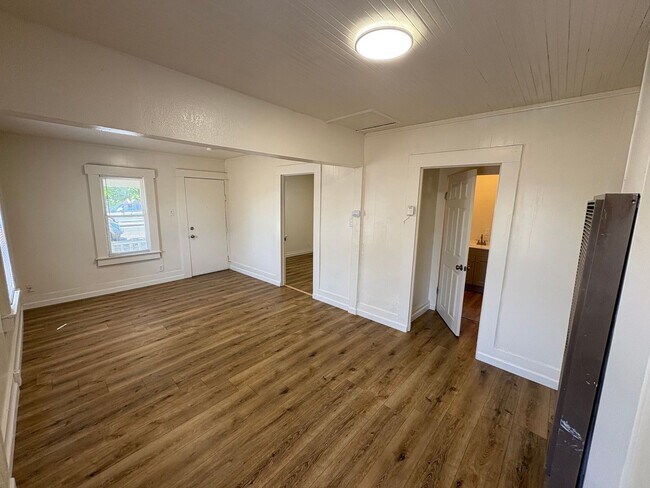 Building Photo - Spacious Dinuba Home Rent Ready!