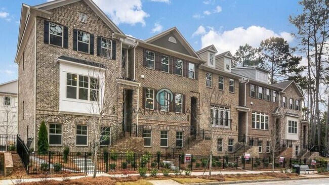 Foto del edificio - A beautifully designed townhome in the heart of Dunwoody