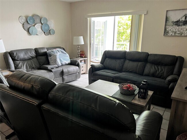 Foto del edificio - 8580 SW 212th St