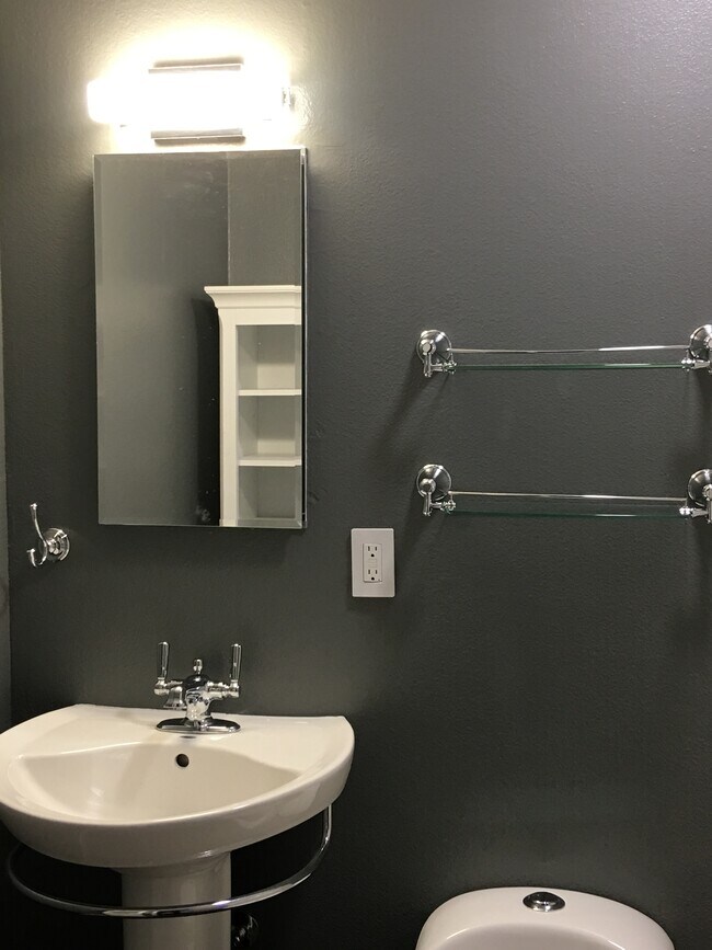 Shared bath - 4021 Draco Dr