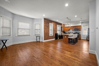 Building Photo - 493 Broadway