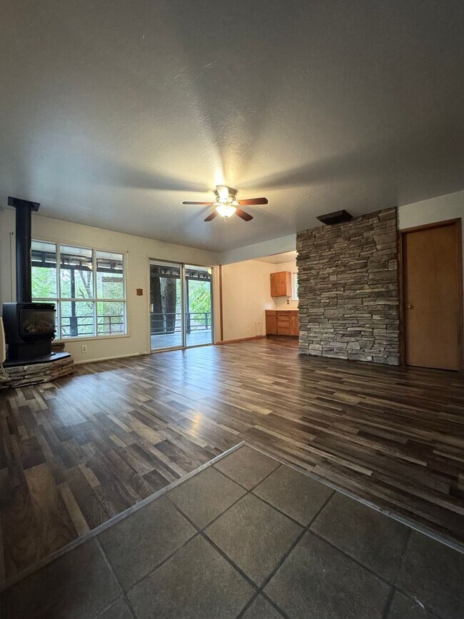 Building Photo - Cottage Style Home Nestled in the Trees!!!