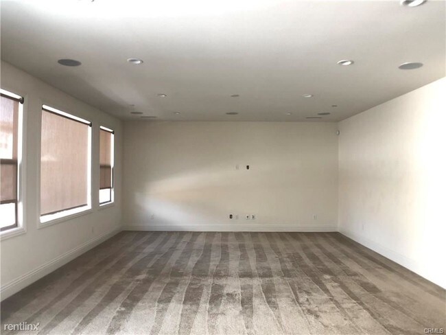Building Photo - 113 Mustard