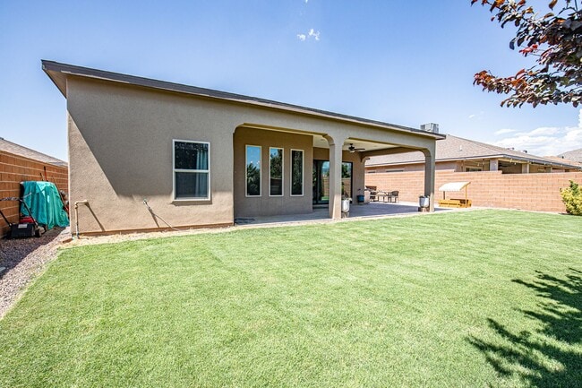 Building Photo - Beautiful 4 bedroom 2.5 bathroom