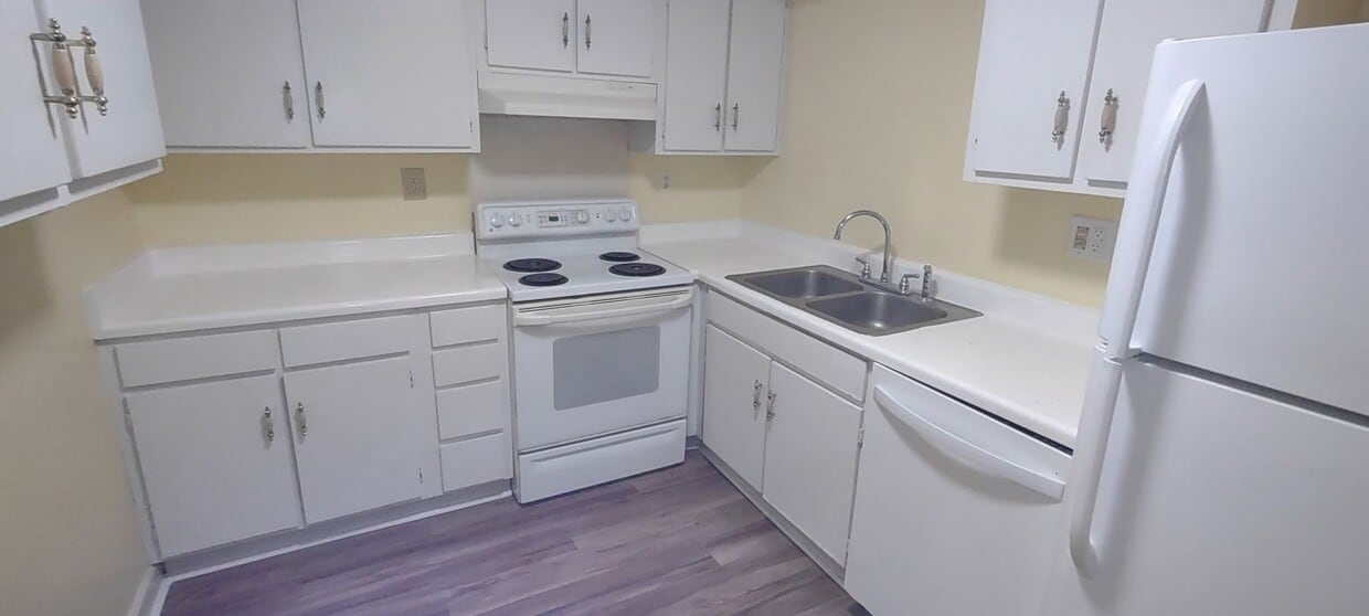 Primary Photo - Beautiful Highrise 2 bed 2 bath