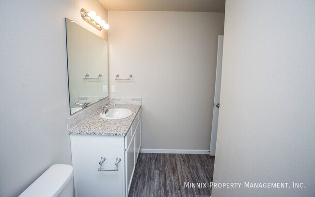 Foto del edificio - 2114 N. Ave. L-B