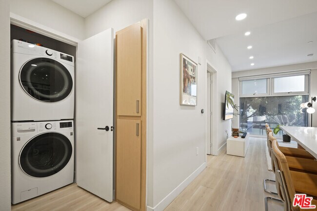 Foto del edificio - 630 W 6th St