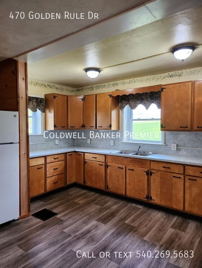 Building Photo - Charming 2-Bedroom 1-Bath Farmhouse in New...
