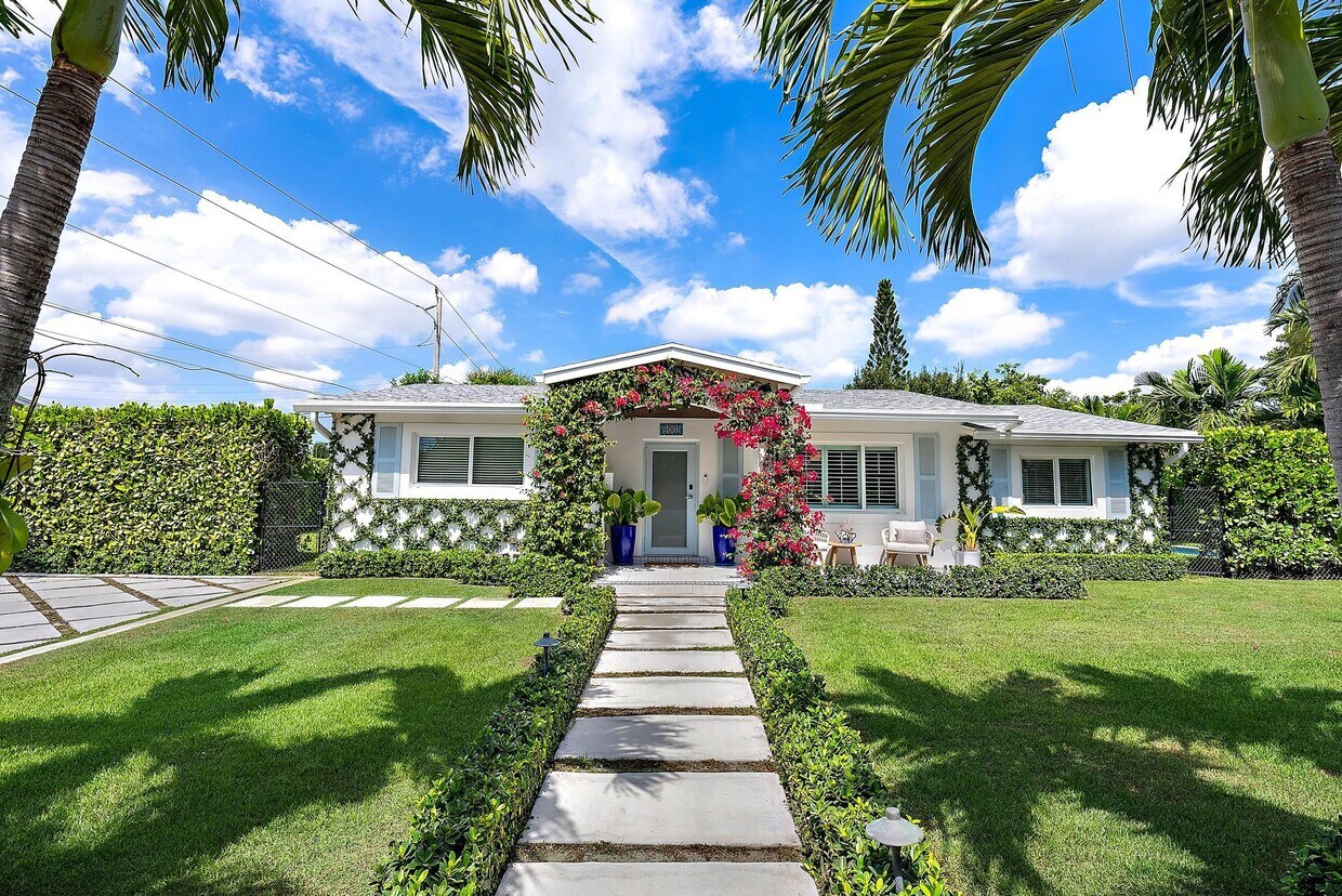 Foto principal - 8001 Arlington Pl